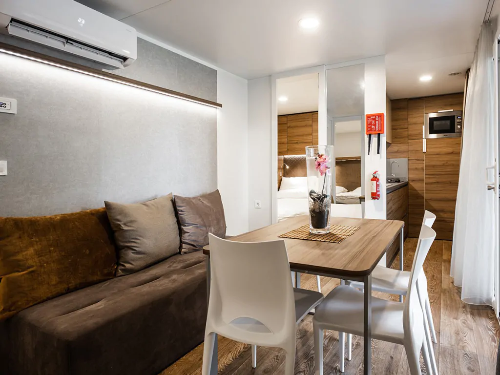 camping-vita-terme-tuhelj-mobile-home-vita-family-interior-living-room-kitchen-i