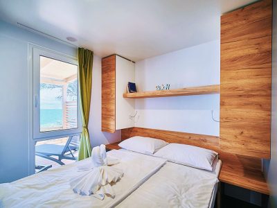 campsite-bunja-mobile-home-bedroom-double-bed