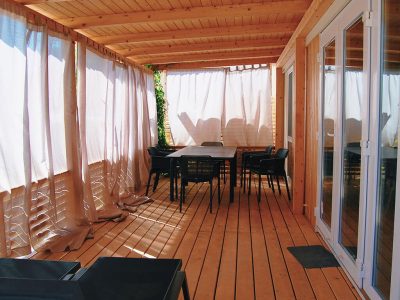 campsite-bunja-mobile-home-terrace-dining-table-curtains