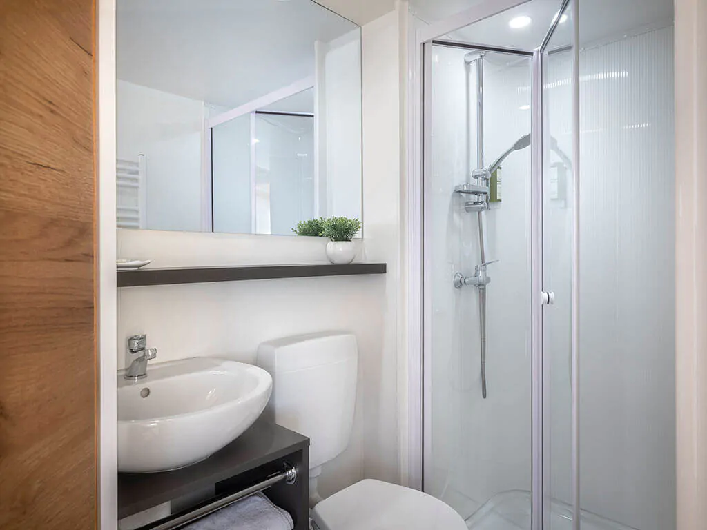 istra-premium-camping-resort-glamping-sunset-loggia-bathroom