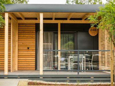 kamp-vita-mobile-home-vita-couple-exterior-dining-area