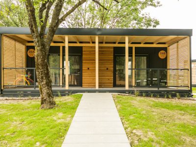 kamp-vita-mobile-home-vita-couple-exterior-walkway