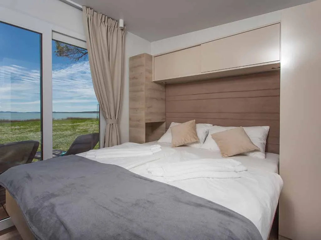 camping-vransko-lake-mobile-home-trend-deluxe-bedroom-2