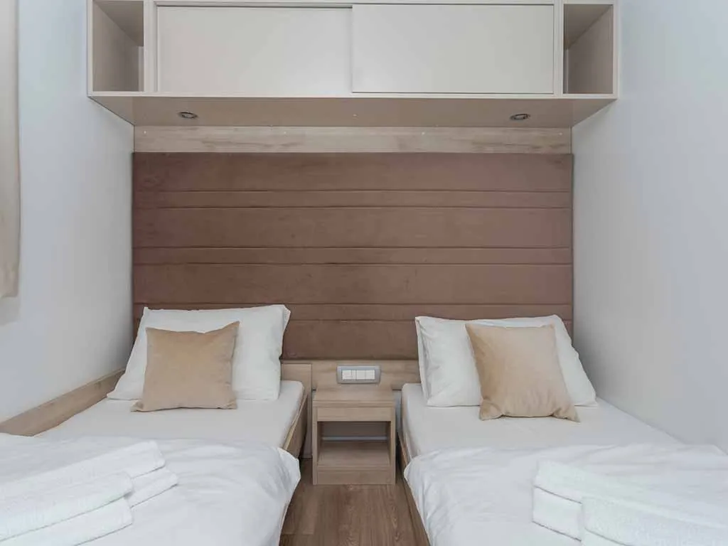 camping-vransko-lake-mobile-home-trend-deluxe-bedroom-3