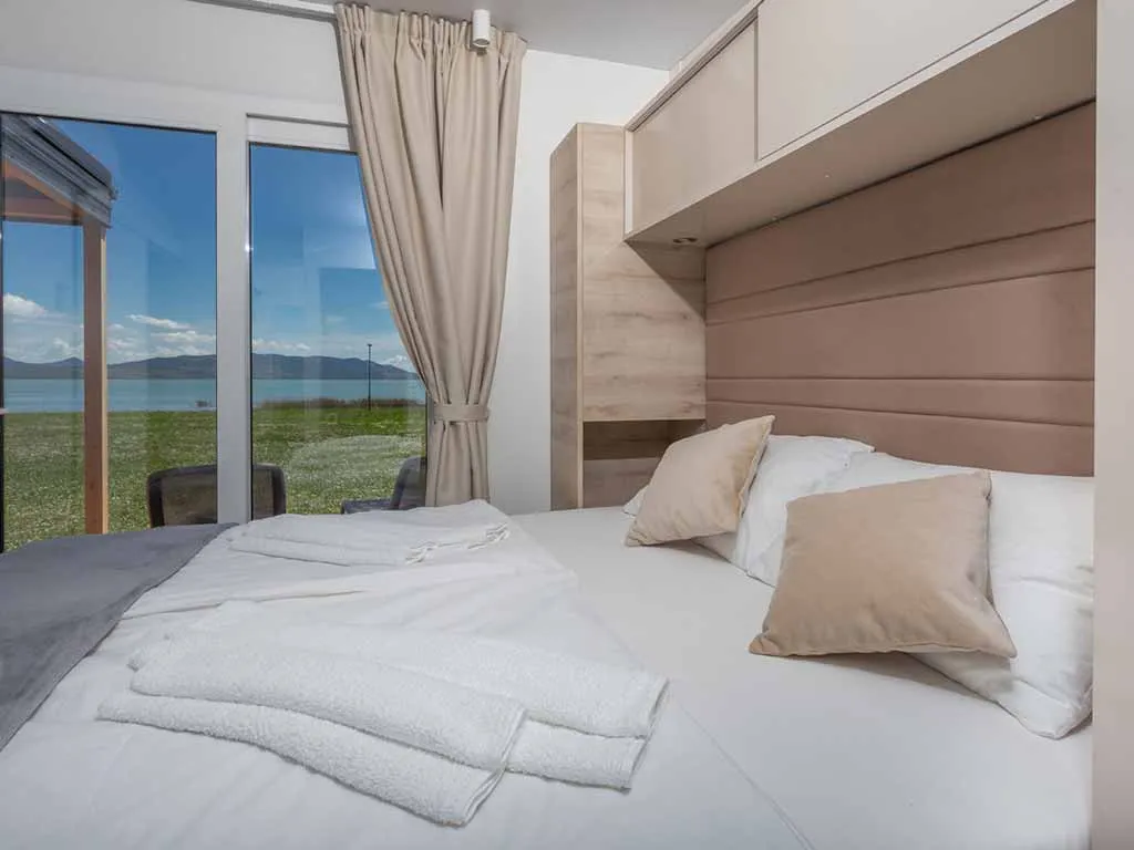 camping-vransko-lake-mobile-home-trend-deluxe-bedroom
