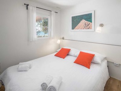 campsite-mon-perin-deluxe-mobile-home-bedroom-i-2