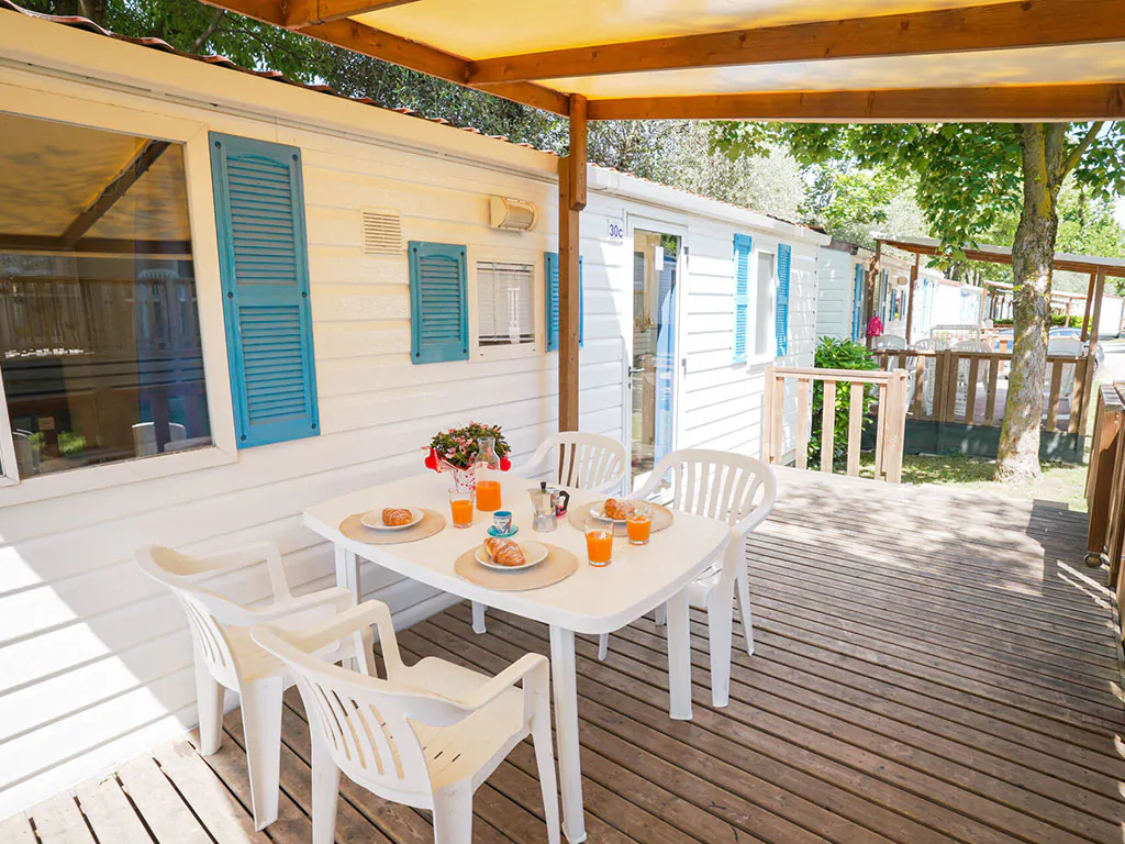 mobile-home-exterier-terace-breakfast