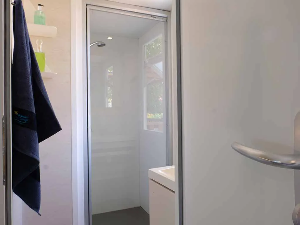 mobile-home-happy-premium-shower-4