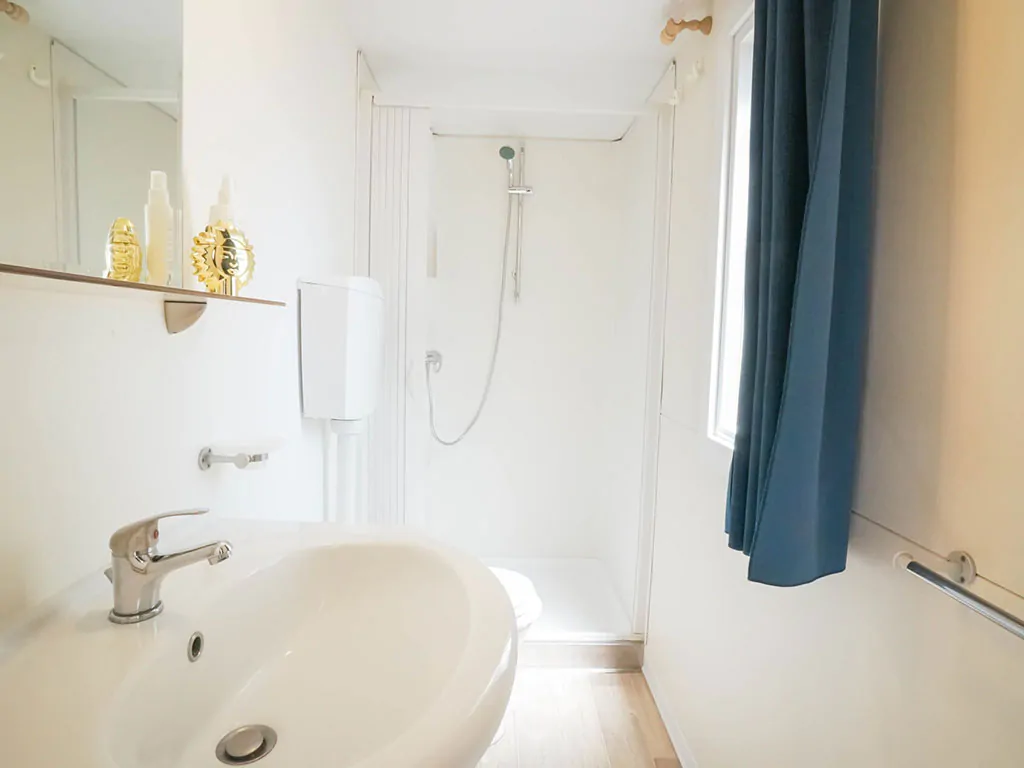 mobile-home-interier-bathroom