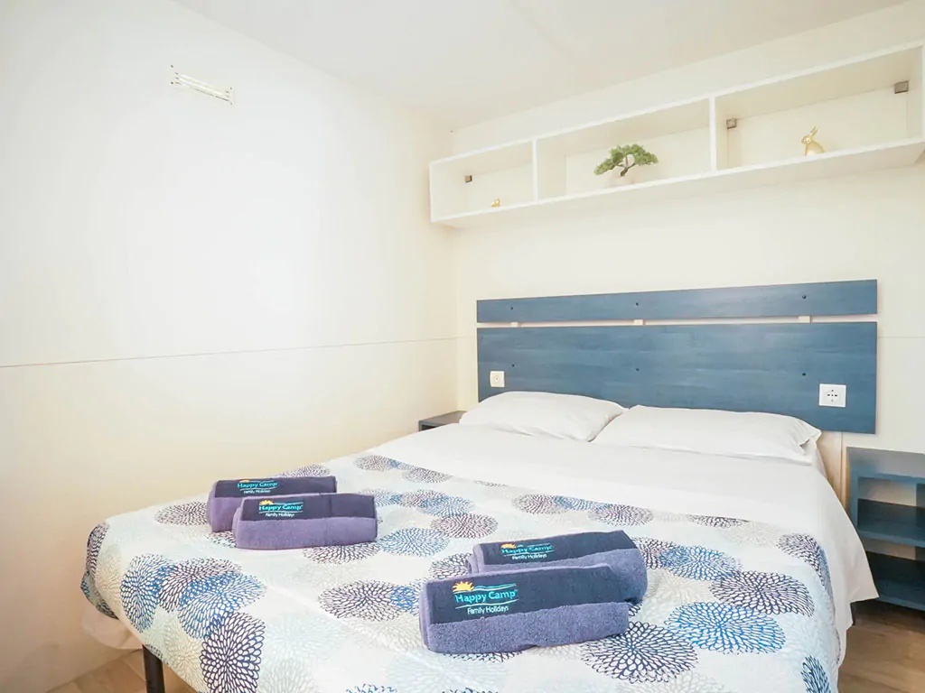 mobile-home-interier-double-bed-adults