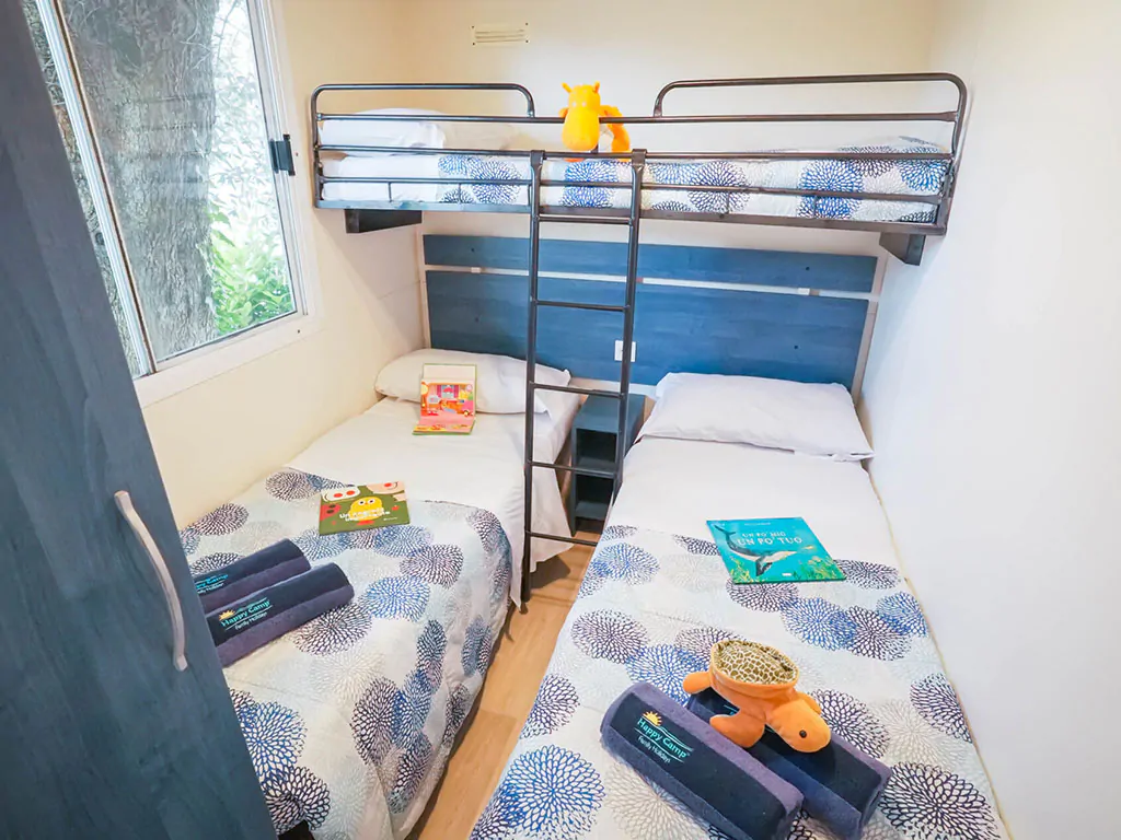 mobile-home-interier-single-beds-children