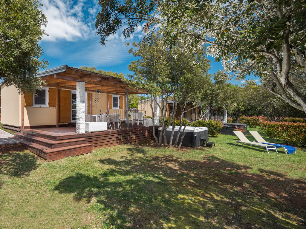 mon-perin-mobile-home-deluxe-exterior-garden