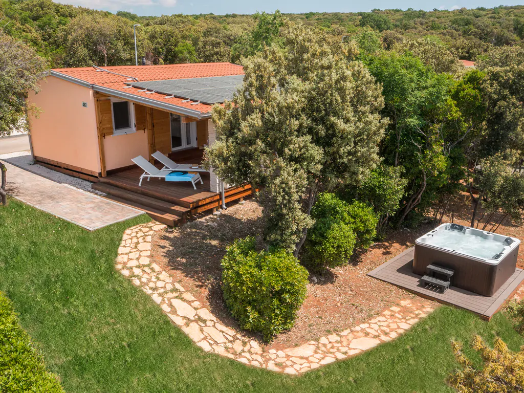 mon-perin-mobile-home-deluxe-exterior-jacuzzi-i