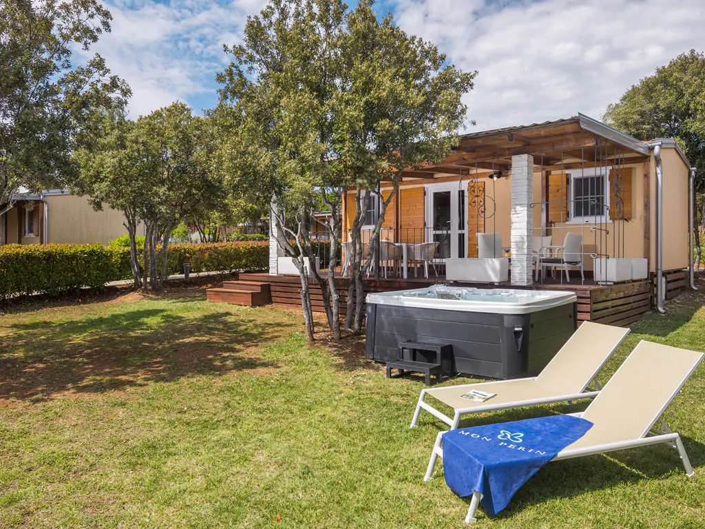 mon-perin-mobile-home-deluxe-exterior-jacuzzi