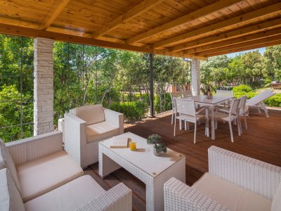 mon-perin-mobile-home-deluxe-exterior-terrace