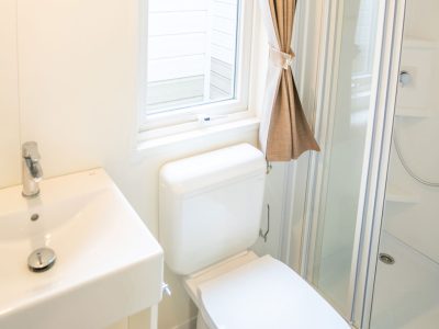 valamar-camping-lanterna-mobile-home-happy-superior-area-j-interior-bathroom