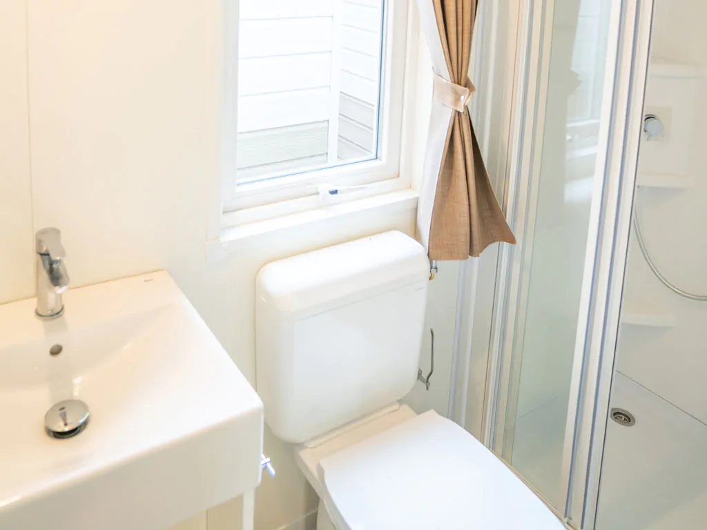 valamar-camping-lanterna-mobile-home-happy-superior-area-j-interior-bathroom