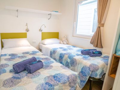 valamar-camping-lanterna-mobile-home-happy-superior-area-j-interior-bedroom-single-beds