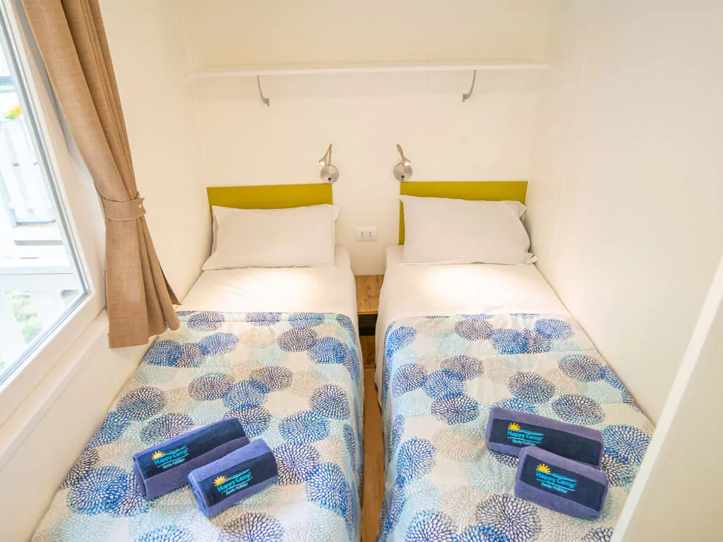 valamar-camping-lanterna-mobile-home-happy-superior-area-j-interior-bedroom-single-beds-view