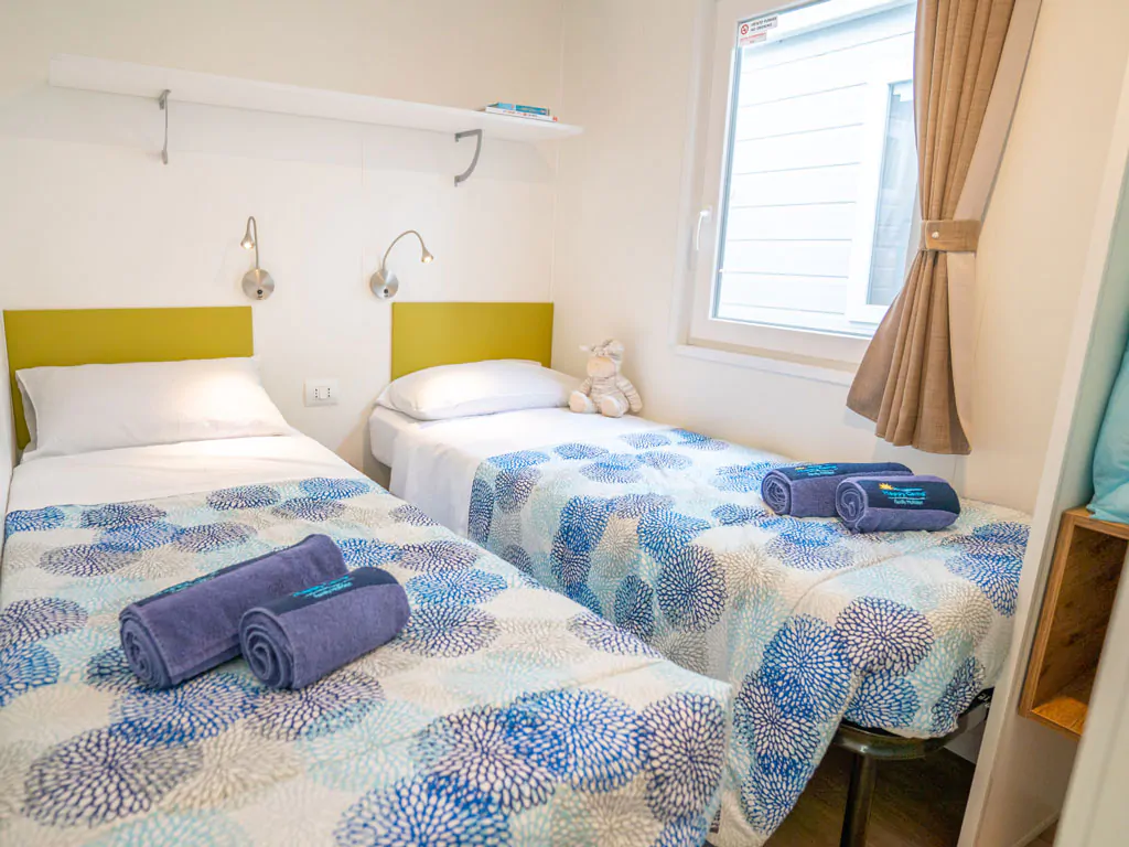 valamar-camping-lanterna-mobile-home-happy-superior-area-j-interior-bedroom-single-beds