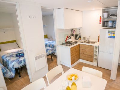 valamar-camping-lanterna-mobile-home-happy-superior-area-j-interior-kitchen