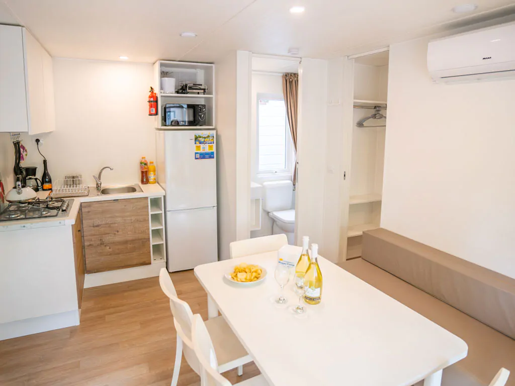 valamar-camping-lanterna-mobile-home-happy-superior-area-j-interior-kitchen-and-dining-area