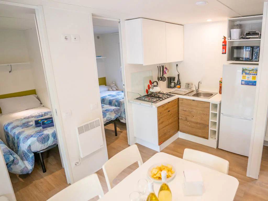 valamar-camping-lanterna-mobile-home-happy-superior-area-j-interior-kitchen