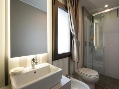 camping-papafigo-mobile-home-bathroom