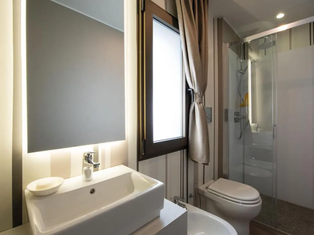 camping-papafigo-mobile-home-bathroom