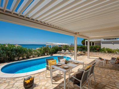 campsite-terra-park-phalaris-mobile-home-marinus-holiday-home-exterior-terrace-with-pool-view