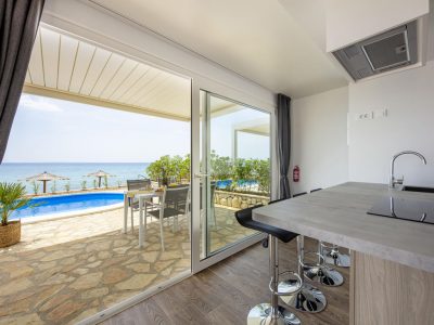 terra-park-phalaris-island-pag-mobile-homes-marinus-kitchen-with-seaview
