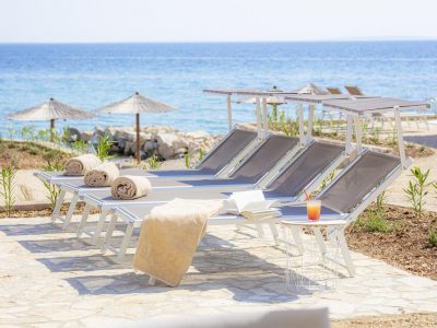 terra-park-phalaris-island-pag-mobile-homes-tamaris-6-with-pool-deck-chairs