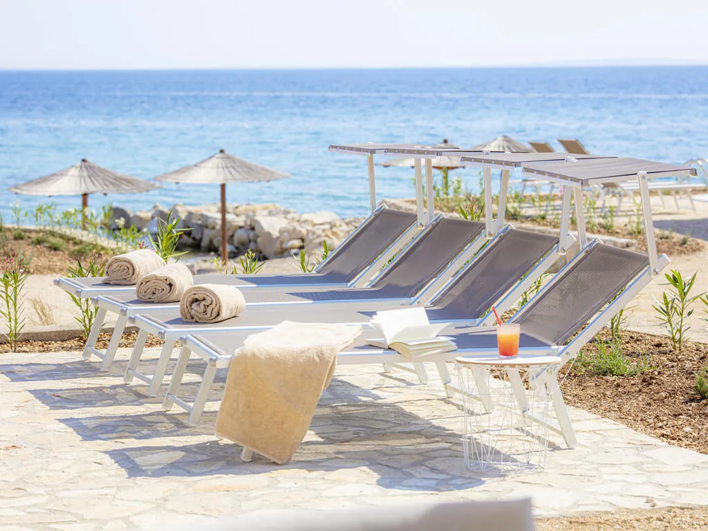 terra-park-phalaris-island-pag-mobile-homes-tamaris-6-with-pool-deck-chairs