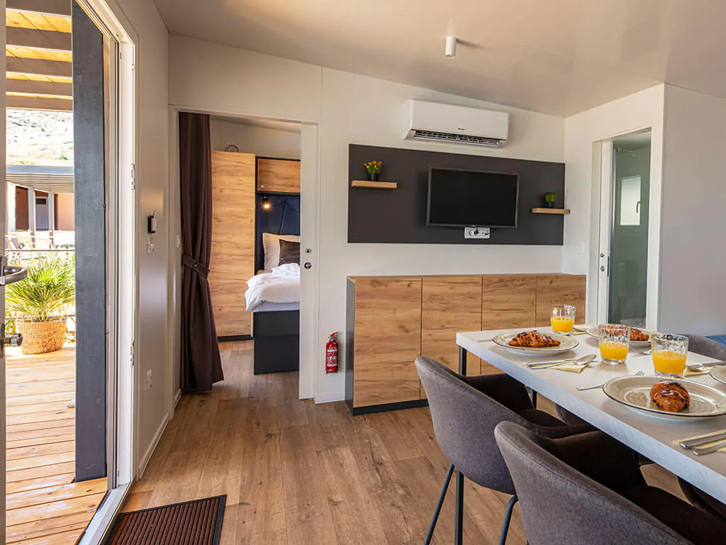 terra-park-spiritos-aura-holiday-home-dinning-area-and-terrace