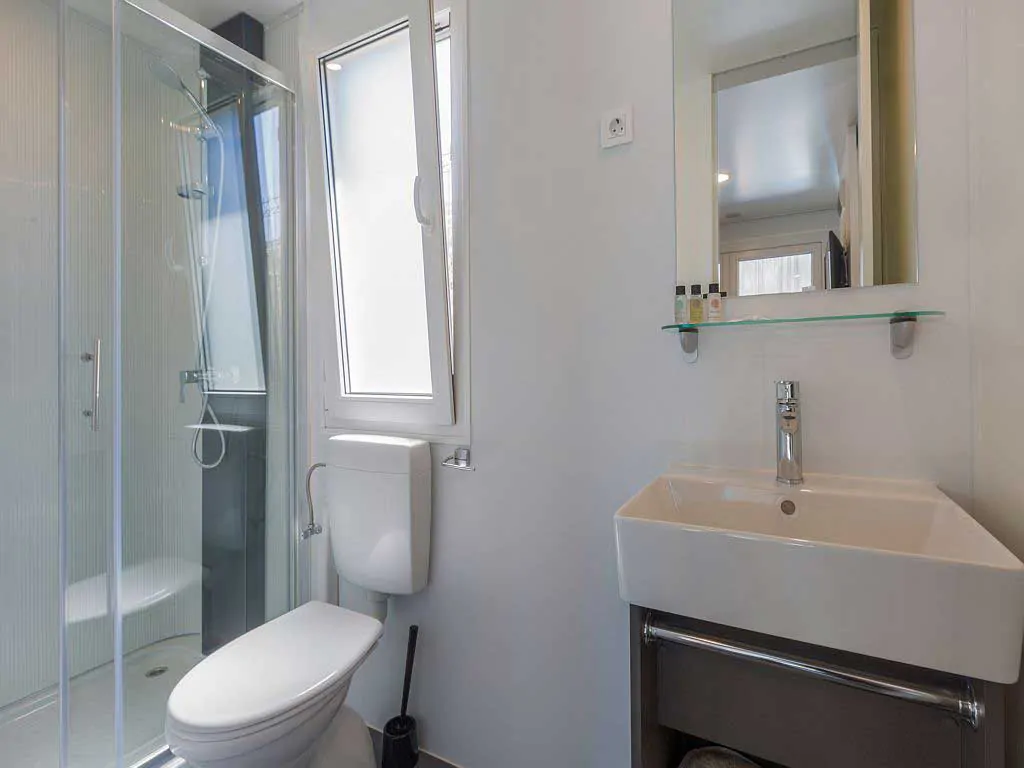 villa-luxury-pool-mobile-homes-bathroom