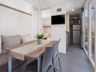 villa-luxury-pool-mobile-homes-dinning-area-and-kitchen