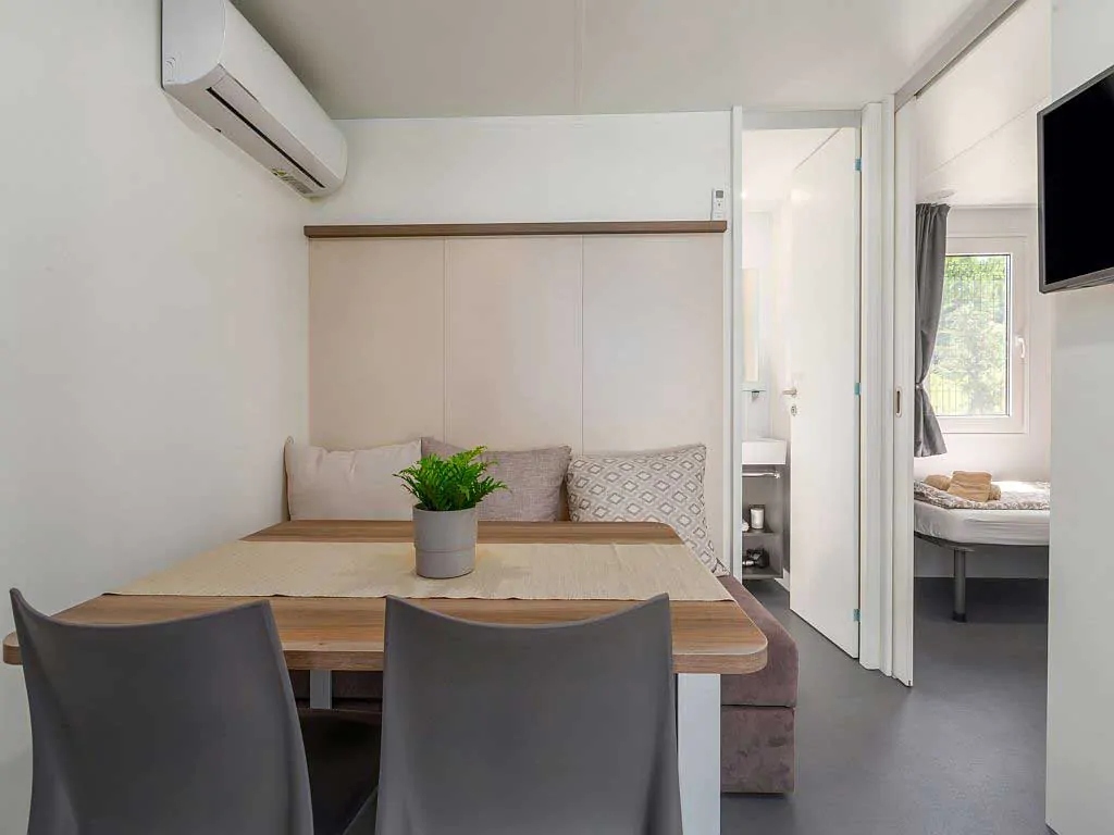 villa-luxury-pool-mobile-homes-dinning-area