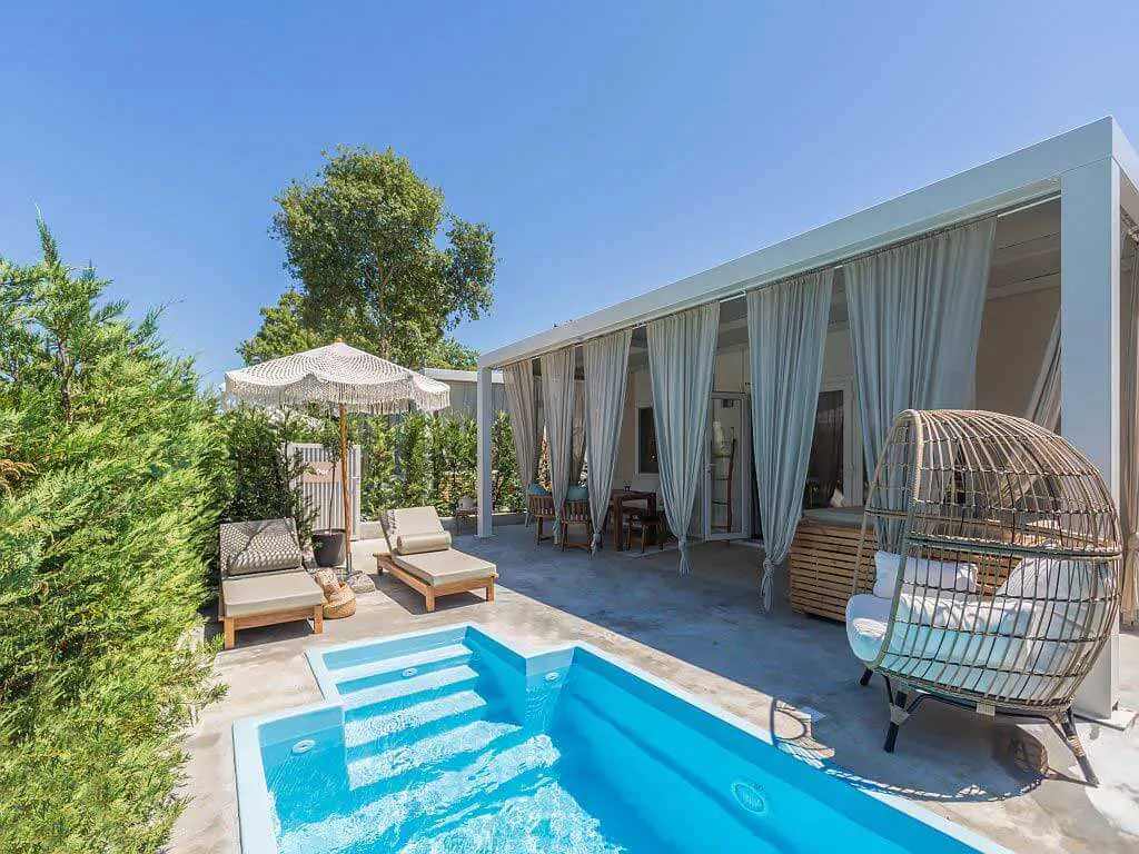 villa-luxury-pool-mobile-homes-exterior-main-photo