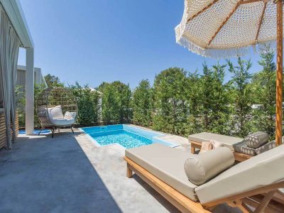 villa-luxury-pool-mobile-homes-pool-area