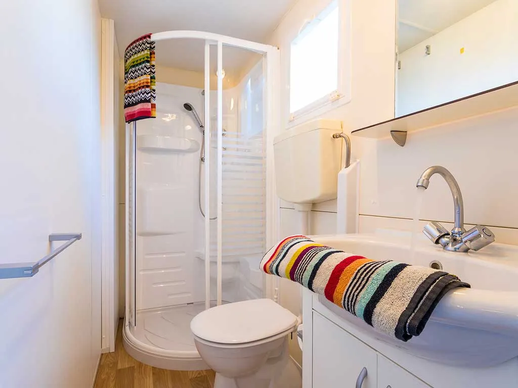 camping-village-poljana-mobile-homes-baia-superior-bathroom-2