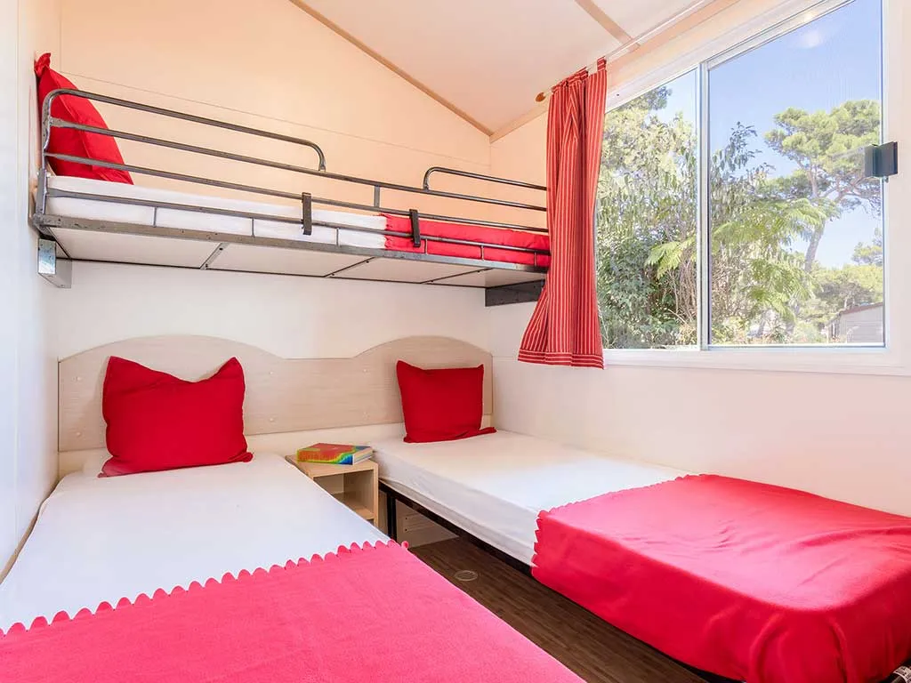 camping-village-poljana-mobile-homes-blu-romatic-bedroom-i
