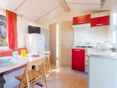 camping-village-poljana-mobile-homes-blu-romatic-kitchen-and-dinning-area