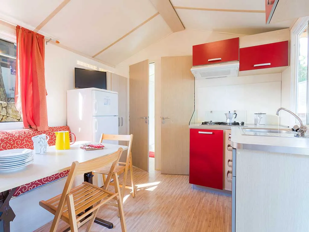 camping-village-poljana-mobile-homes-blu-romatic-kitchen-and-dinning-area