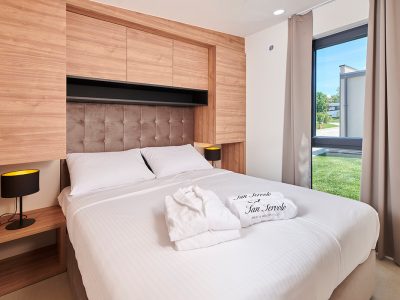san-servolo-camping-resort-mobile-homes-agava-bedroom-2