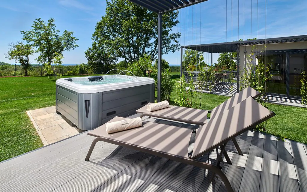 san-servolo-camping-resort-mobile-homes-agava-whirlpool