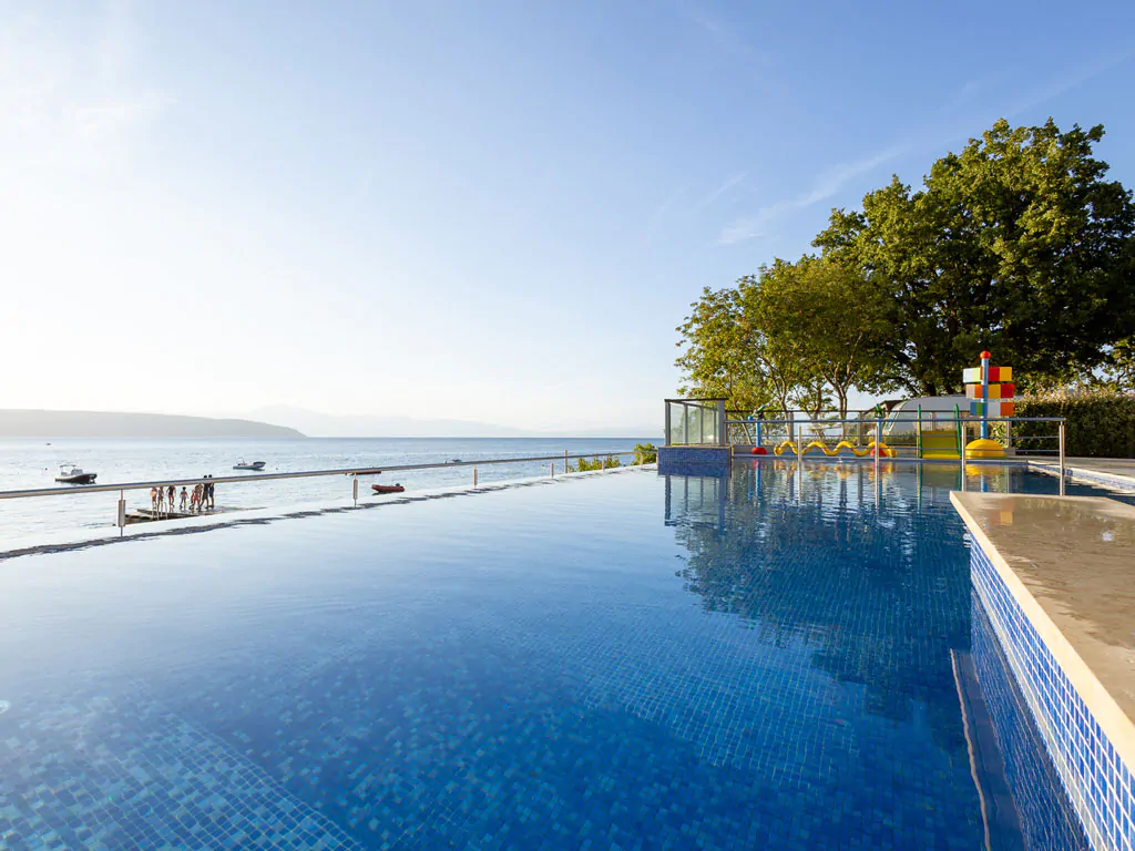 campsite-glavotok-exterior-pool-view