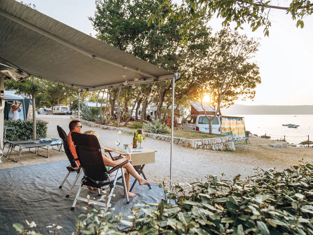 campsite-glavotok-exterior-relaxing-sunset