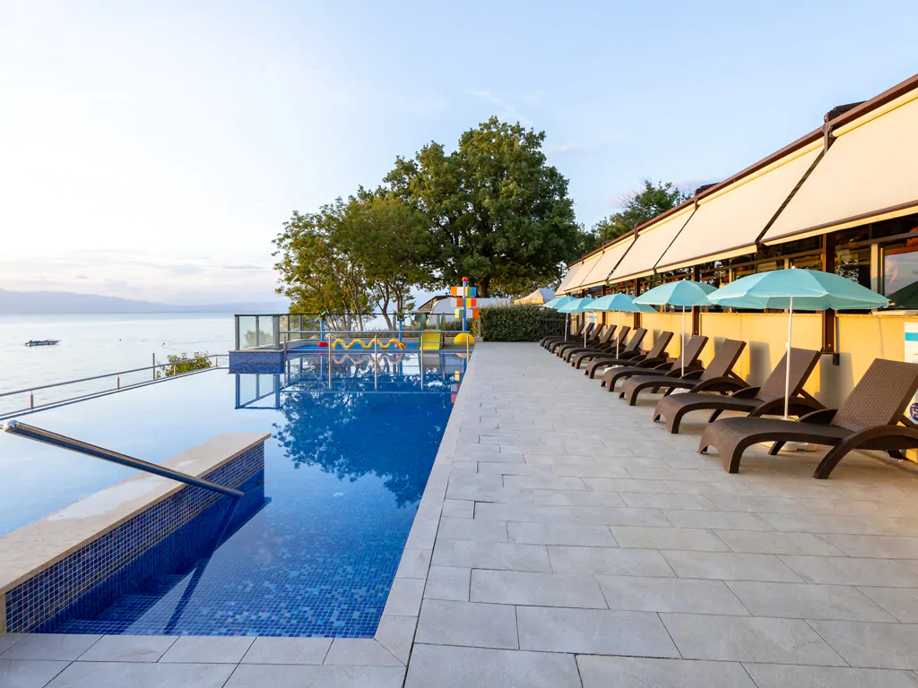 campsite-glavotok-exterior-restaurant-pool