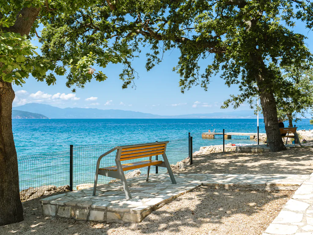 campsite-glavotok-exterior-pathway-seaview