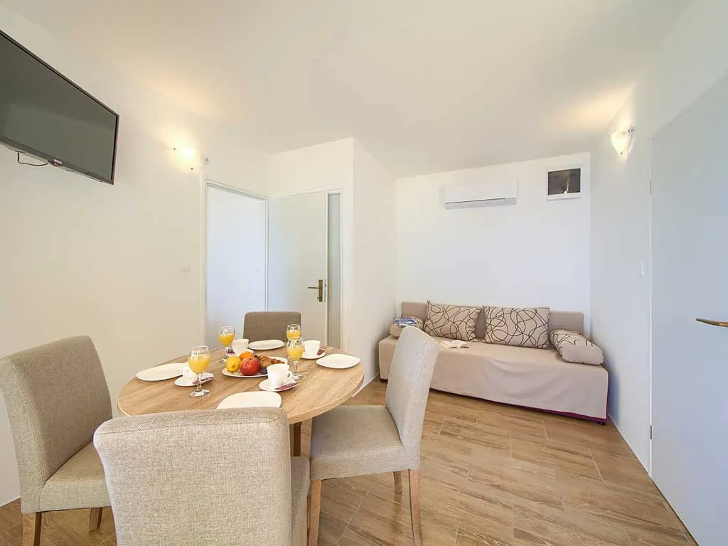 campsite-glavotok-villa-glavotok-living-room-and-dinning-area